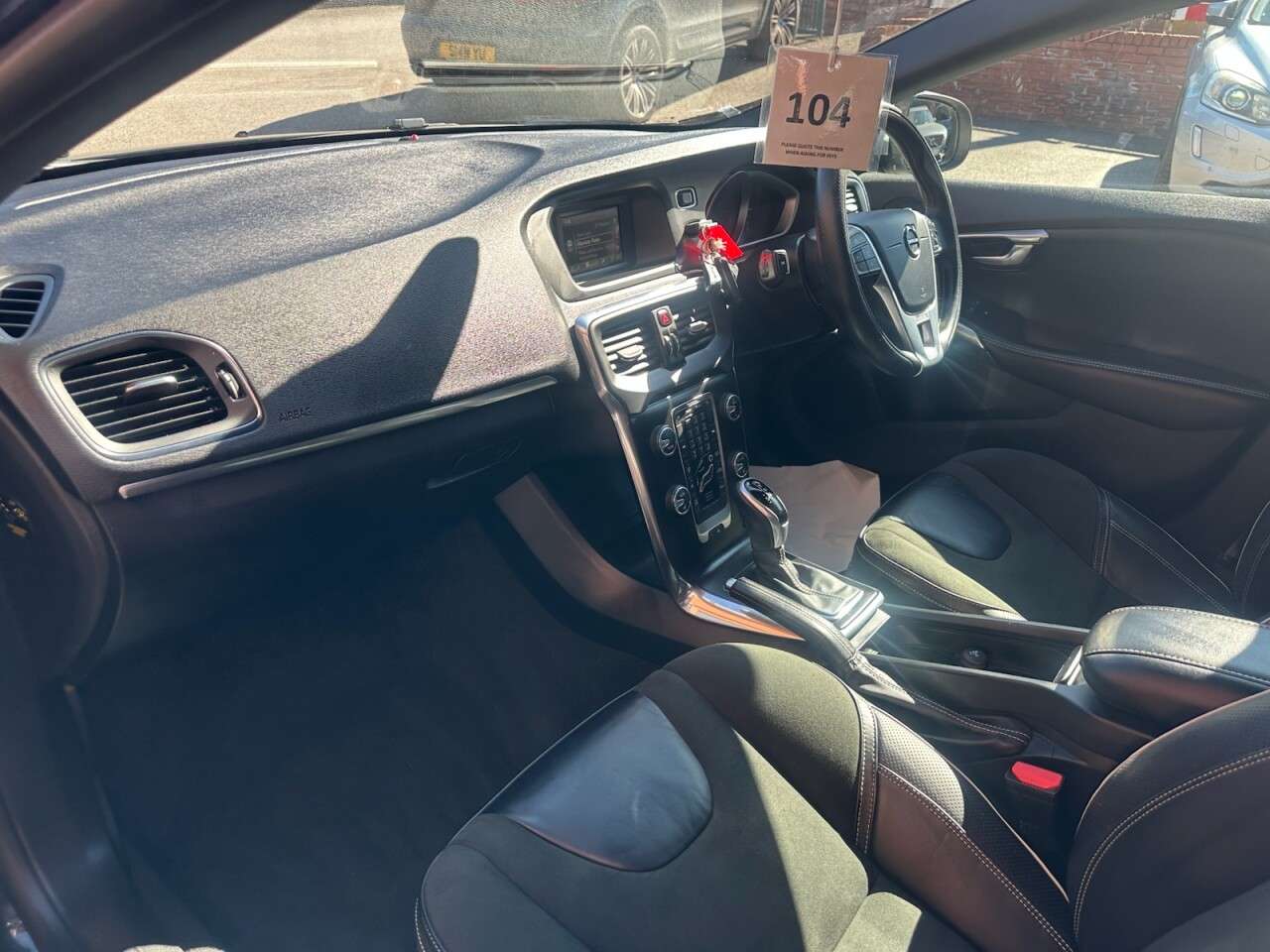 2017 VOLVO V40 2017 VOLVO V40