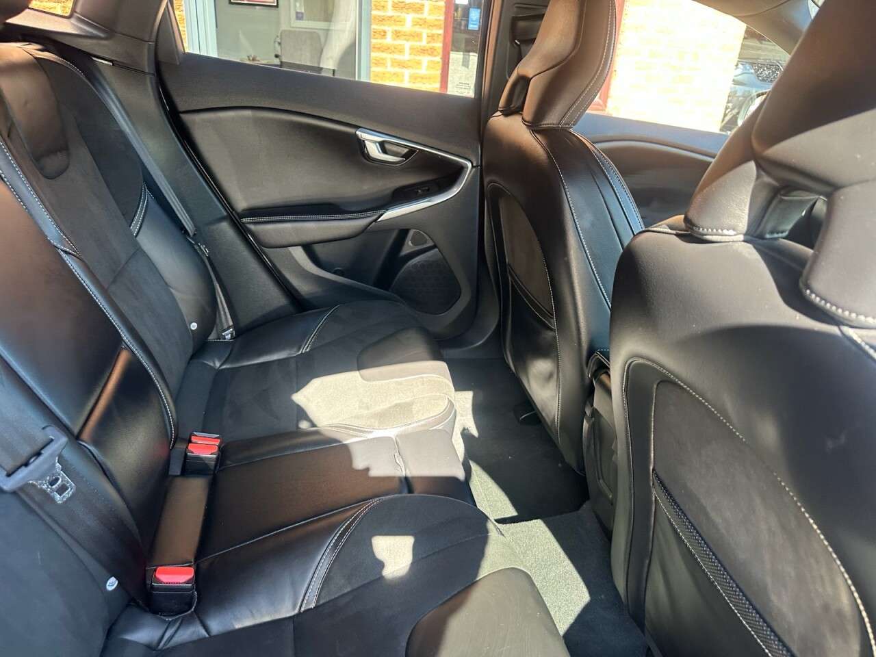 2017 VOLVO V40 2017 VOLVO V40