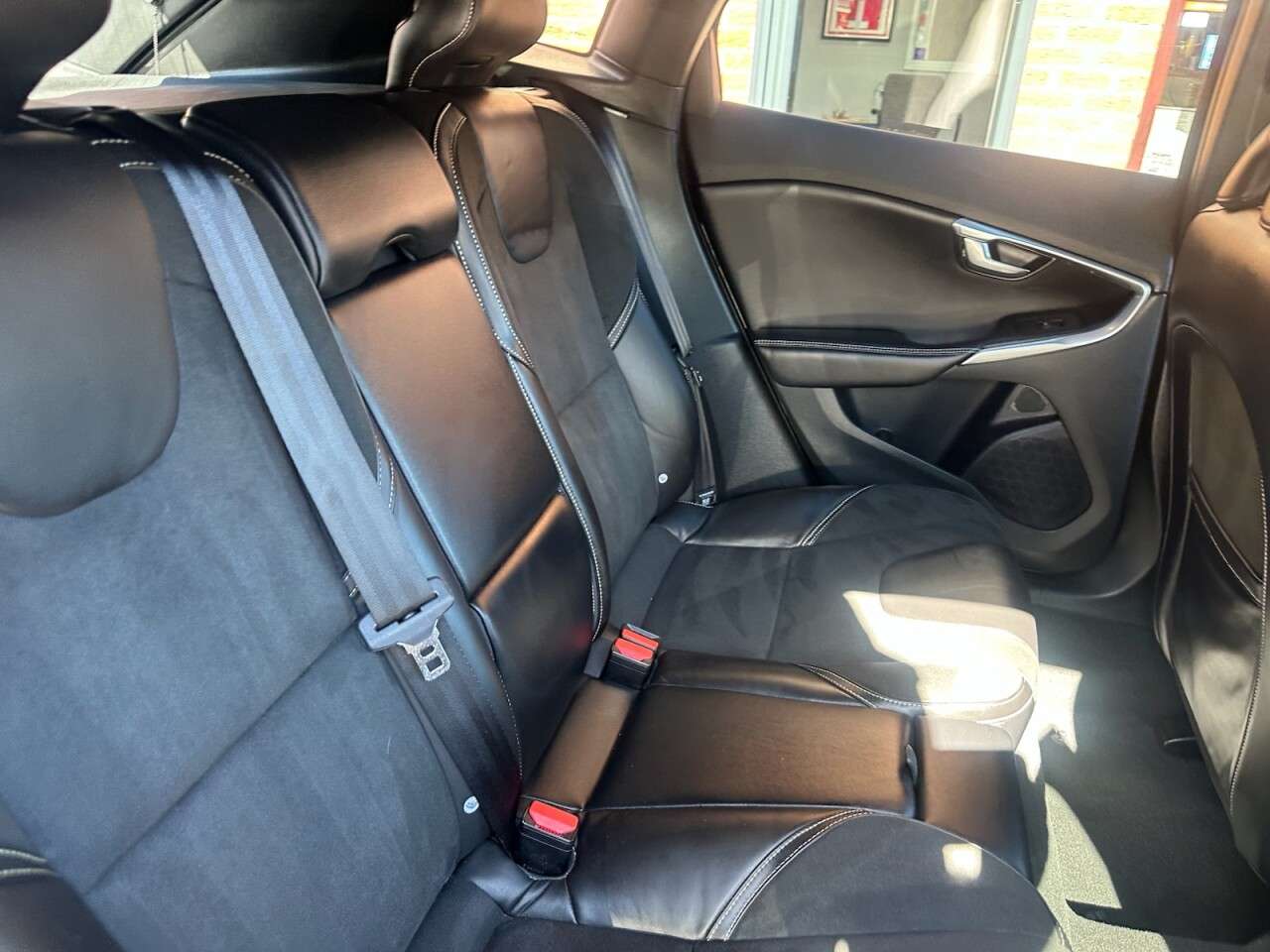 2017 VOLVO V40 2017 VOLVO V40