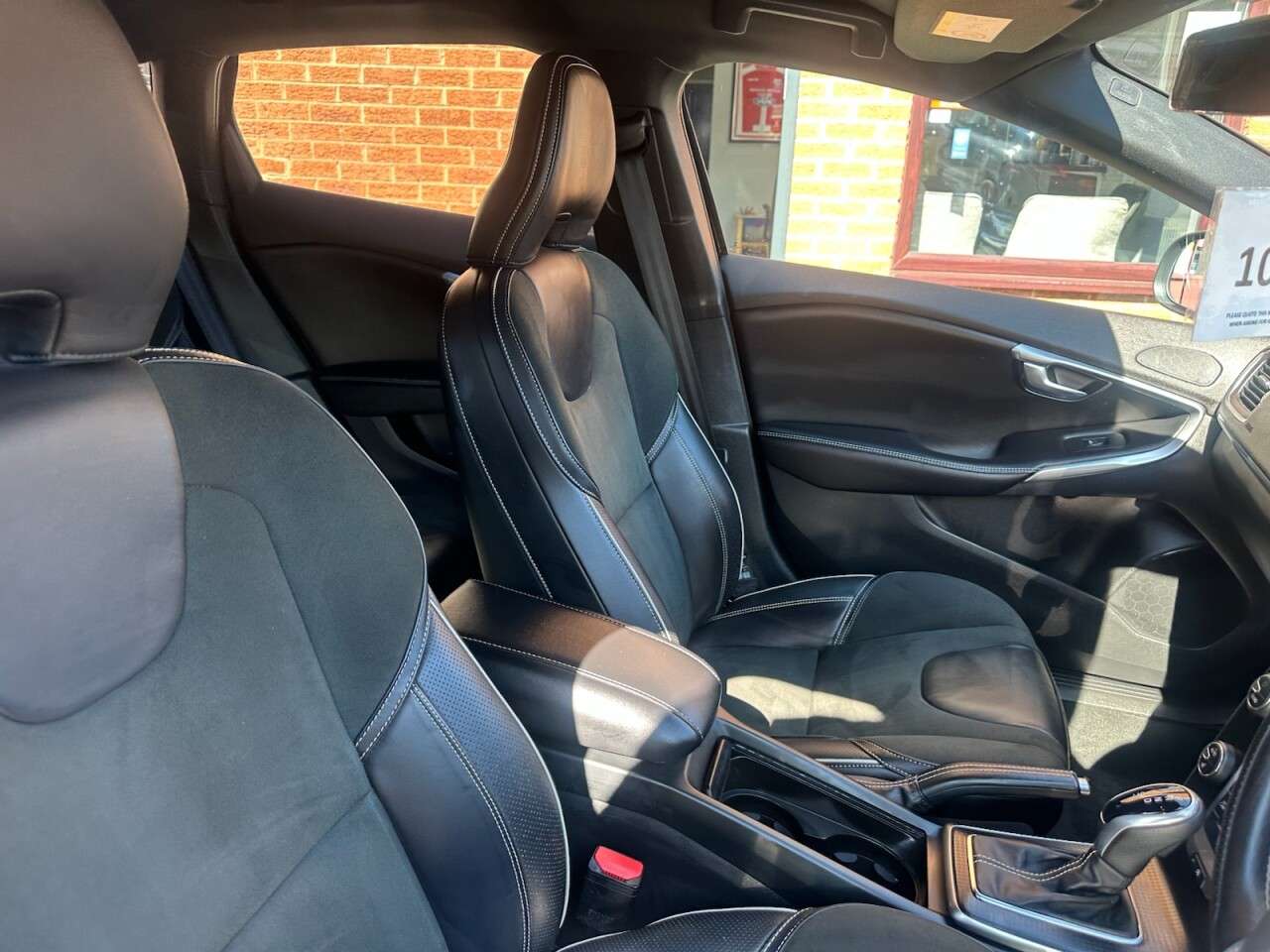 2017 VOLVO V40 2017 VOLVO V40