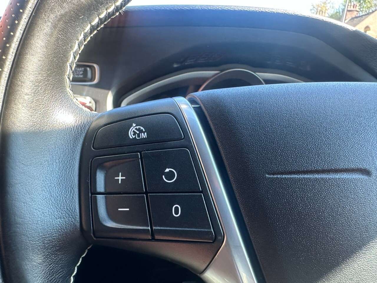 2017 VOLVO V40 2017 VOLVO V40