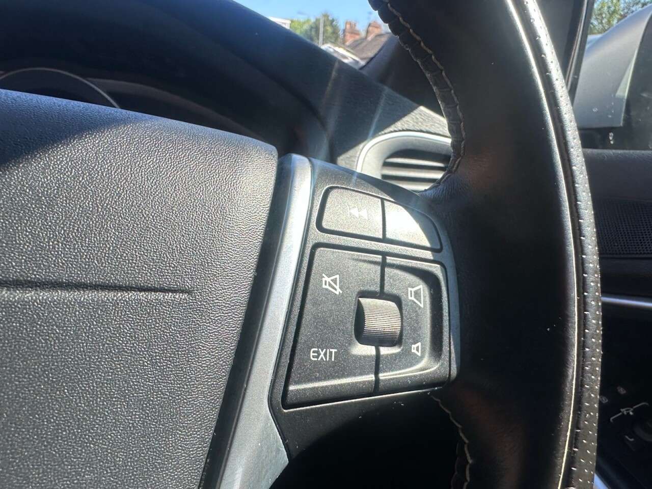2017 VOLVO V40 2017 VOLVO V40