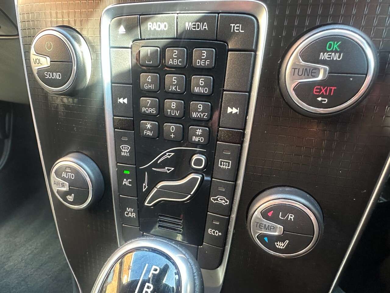 2017 VOLVO V40 2017 VOLVO V40
