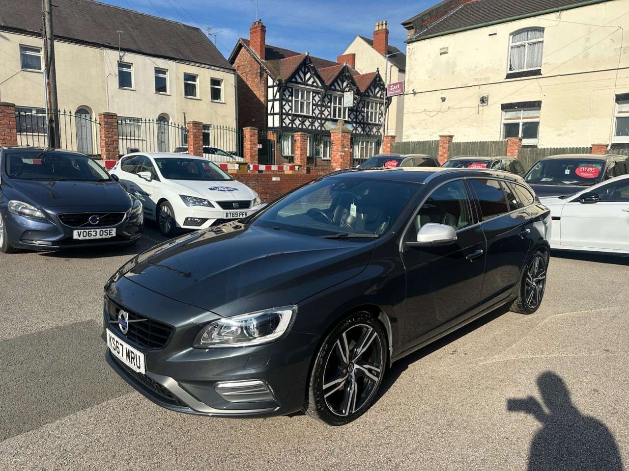 A 2017 VOLVO V60 2.0 D3 R-Design Lux Nav Estate 5dr Diesel Auto Euro 6 (s/s) (150 ps) Rear v A 2017 VOLVO V60 2.0 D3 R-Design Lux Nav Estate 5dr Diesel Auto Euro 6 (s/s) (150 ps) Rear v