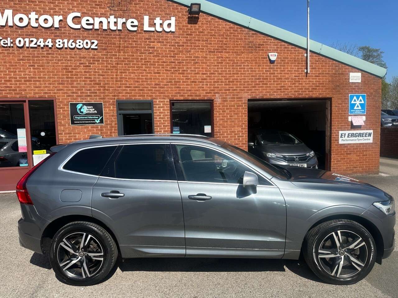 A 2018 VOLVO XC60 2.0 D5 PowerPulse R-Design SUV 5dr Diesel Auto AWD Euro 6 (s/s) (235 ps) Re A 2018 VOLVO XC60 2.0 D5 PowerPulse R-Design SUV 5dr Diesel Auto AWD Euro 6 (s/s) (235 ps) Re