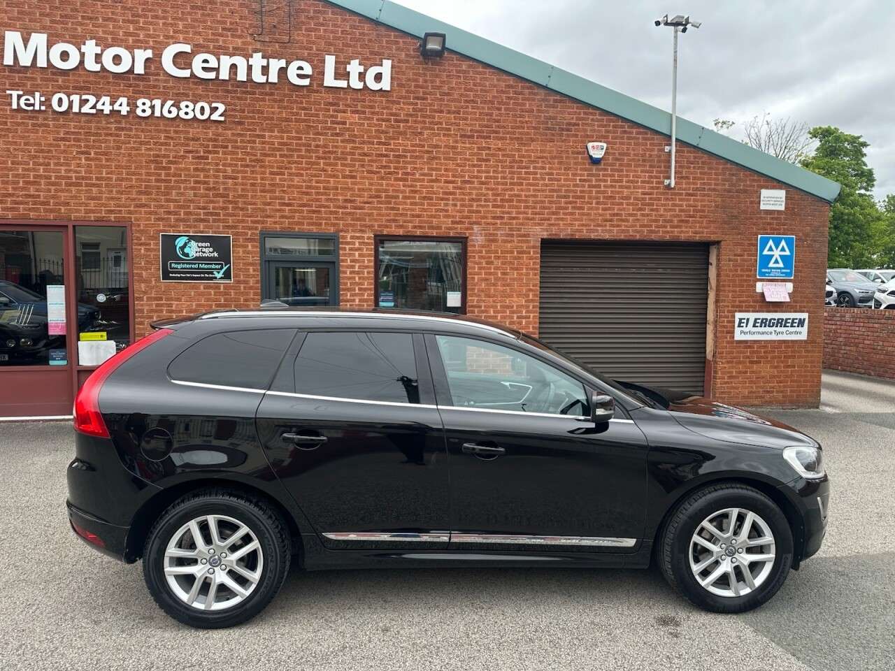 A 2016 VOLVO XC60 2.4 D5 SE Lux Nav SUV 5dr Diesel Auto AWD Euro 6 (s/s) (220 ps) A 2016 VOLVO XC60 2.4 D5 SE Lux Nav SUV 5dr Diesel Auto AWD Euro 6 (s/s) (220 ps)