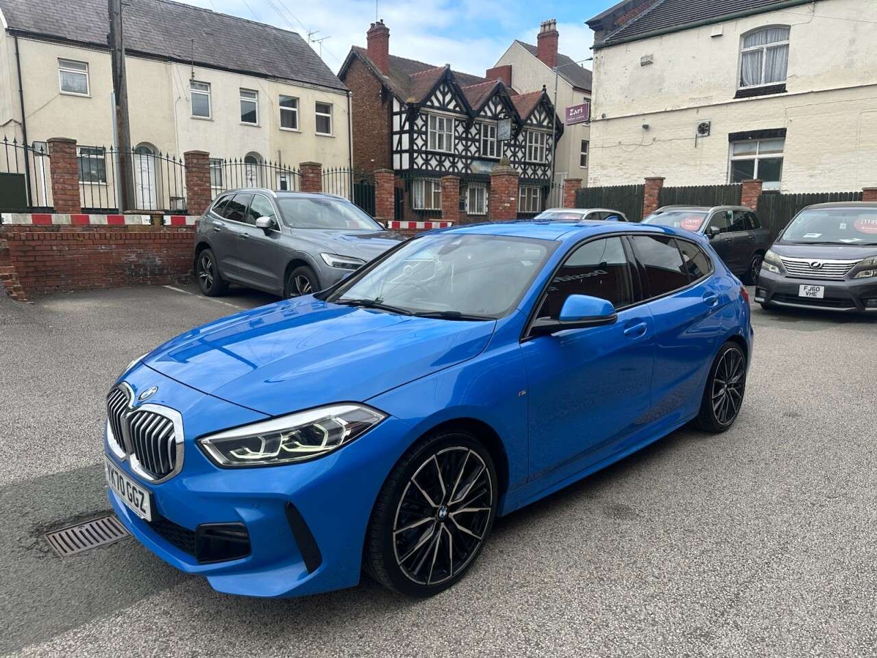 A 2021 BMW 1 SERIES 2.0 118d M Sport Hatchback 5dr Diesel Auto Euro 6 (s/s) (150 ps) Front and A 2021 BMW 1 SERIES 2.0 118d M Sport Hatchback 5dr Diesel Auto Euro 6 (s/s) (150 ps) Front and