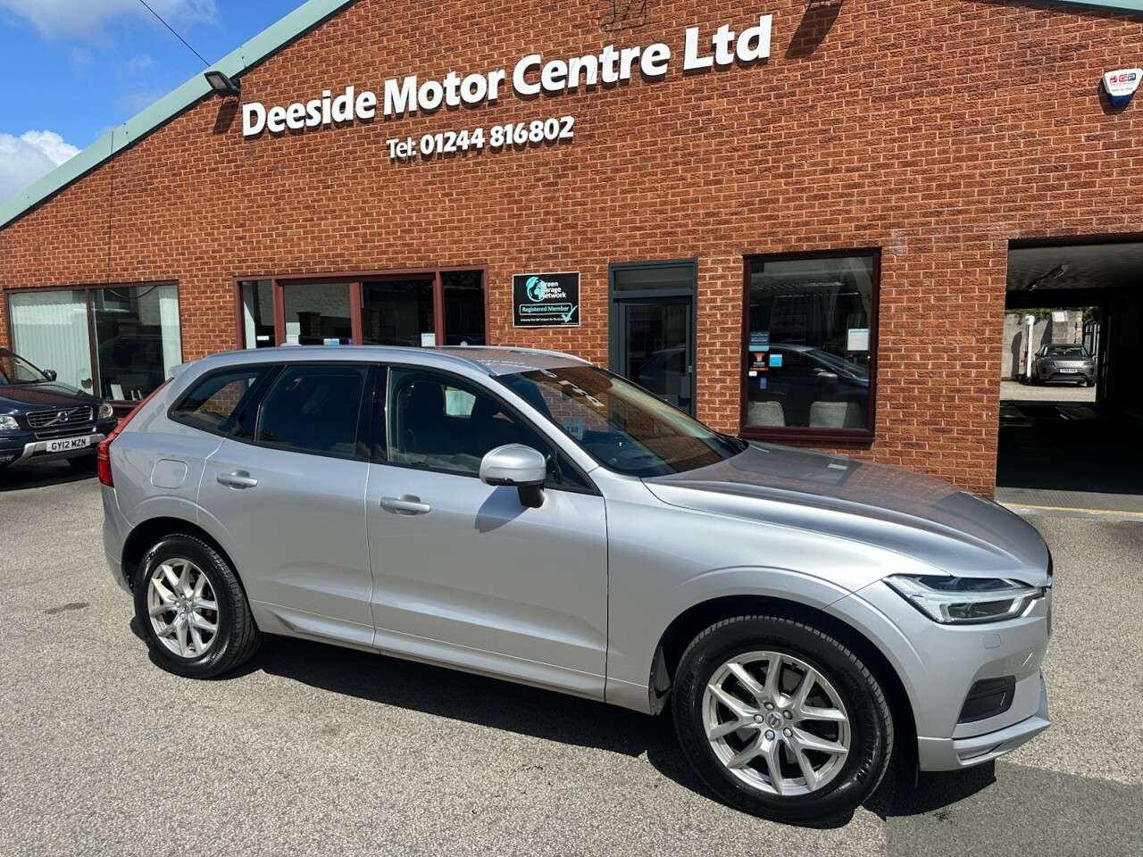 A 2018 VOLVO XC60 2.0 D4 Momentum Pro SUV 5dr Diesel Auto AWD Euro 6 (s/s) (190 ps) Front and A 2018 VOLVO XC60 2.0 D4 Momentum Pro SUV 5dr Diesel Auto AWD Euro 6 (s/s) (190 ps) Front and