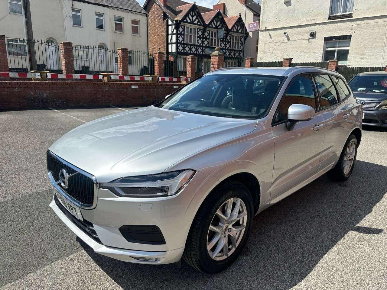 A 2018 VOLVO XC60 2.0 D4 Momentum Pro SUV 5dr Diesel Auto AWD Euro 6 (s/s) (190 ps) Front and A 2018 VOLVO XC60 2.0 D4 Momentum Pro SUV 5dr Diesel Auto AWD Euro 6 (s/s) (190 ps) Front and
