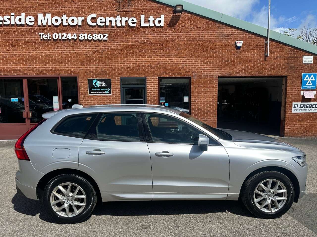 A 2018 VOLVO XC60 2.0 D4 Momentum Pro SUV 5dr Diesel Auto AWD Euro 6 (s/s) (190 ps) Front and A 2018 VOLVO XC60 2.0 D4 Momentum Pro SUV 5dr Diesel Auto AWD Euro 6 (s/s) (190 ps) Front and