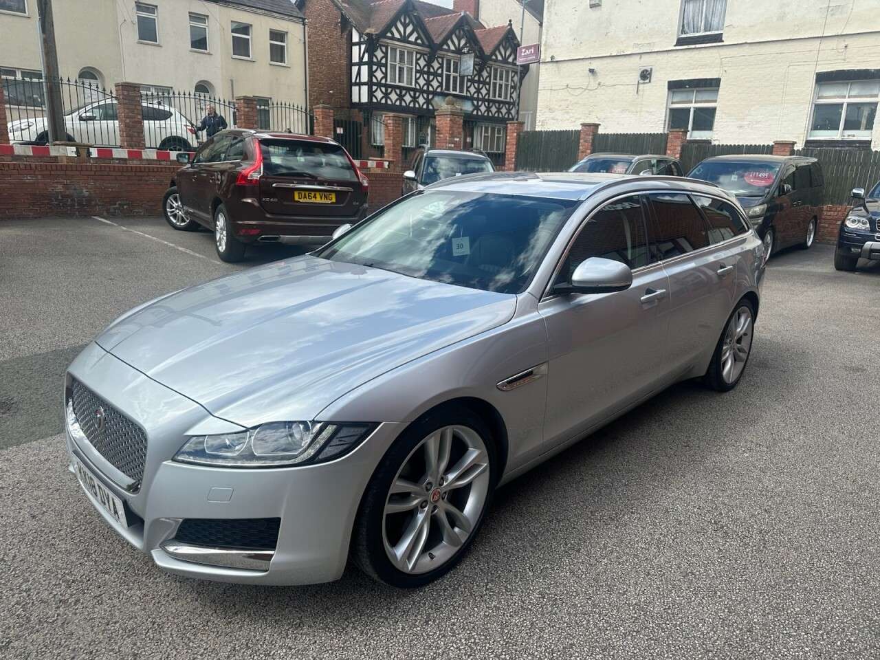 A 2018 JAGUAR XF D V6 PORTFOLIO A 2018 JAGUAR XF D V6 PORTFOLIO