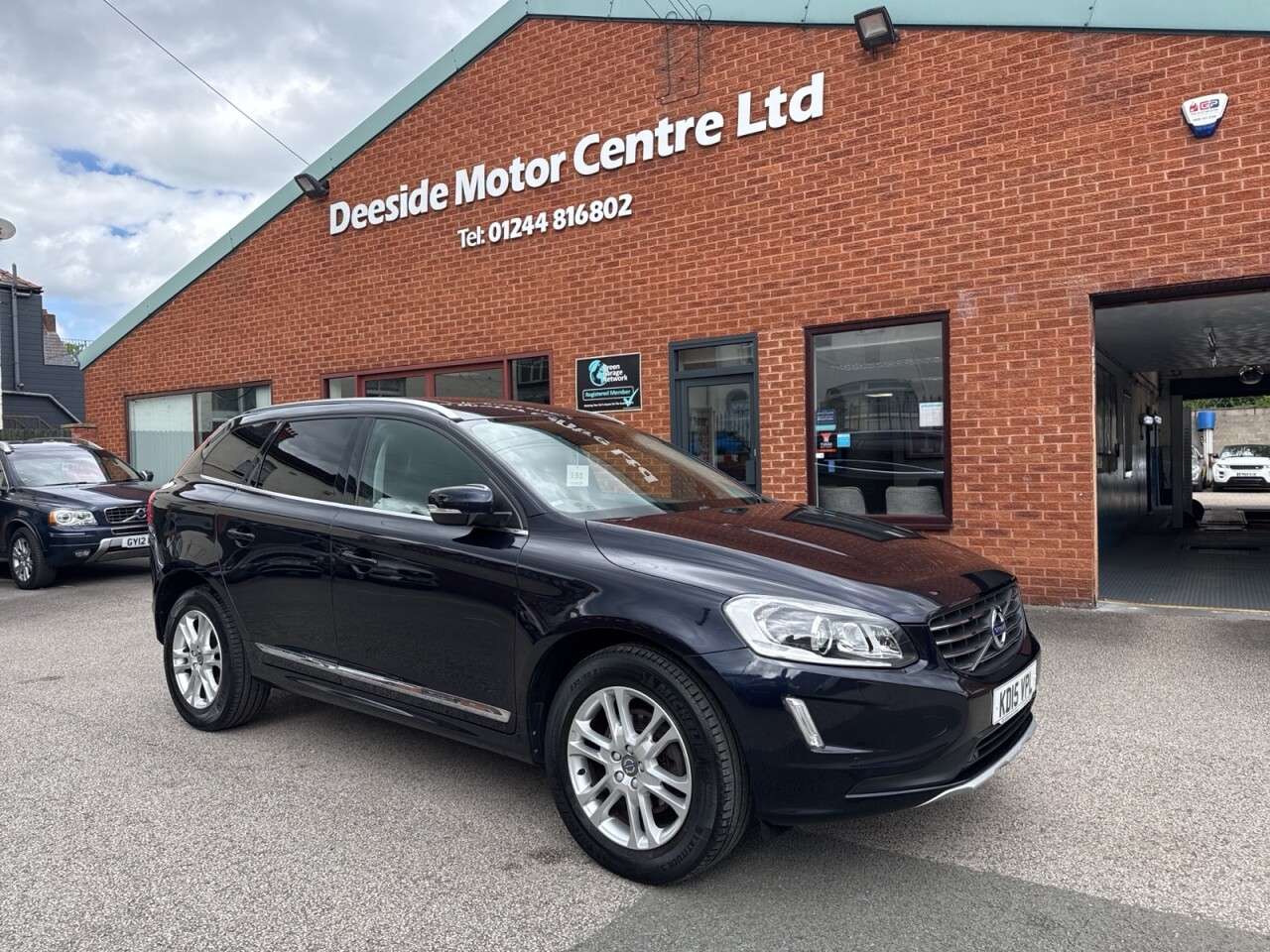 A 2015 VOLVO XC60 2.4 D5 SE Lux Nav SUV 5dr Diesel Auto AWD Euro 6 (s/s) (220 ps) A 2015 VOLVO XC60 2.4 D5 SE Lux Nav SUV 5dr Diesel Auto AWD Euro 6 (s/s) (220 ps)