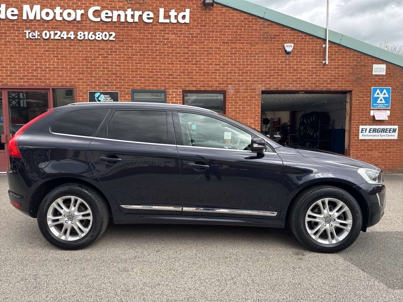A 2015 VOLVO XC60 2.4 D5 SE Lux Nav SUV 5dr Diesel Auto AWD Euro 6 (s/s) (220 ps) A 2015 VOLVO XC60 2.4 D5 SE Lux Nav SUV 5dr Diesel Auto AWD Euro 6 (s/s) (220 ps)