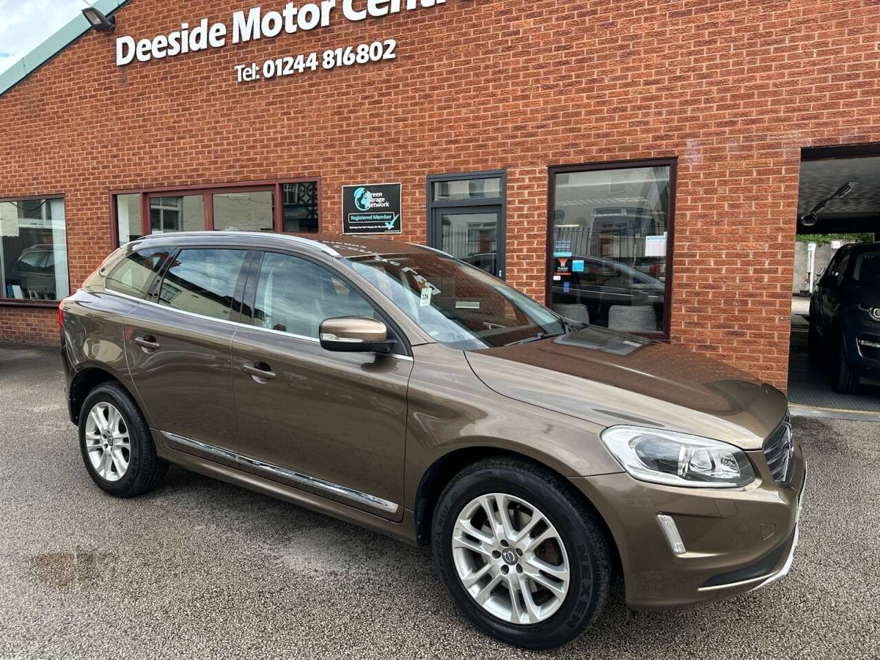 A 2015 VOLVO XC60 2.4 D4 SE Lux Nav SUV 5dr Diesel Geartronic AWD Euro 5 (181 ps) A 2015 VOLVO XC60 2.4 D4 SE Lux Nav SUV 5dr Diesel Geartronic AWD Euro 5 (181 ps)