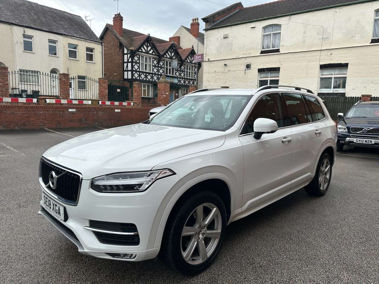 A 2018 VOLVO XC90 2.0 D5 PowerPulse Momentum SUV 5dr Diesel Auto 4WD Euro 6 (s/s) (235 ps) A 2018 VOLVO XC90 2.0 D5 PowerPulse Momentum SUV 5dr Diesel Auto 4WD Euro 6 (s/s) (235 ps)