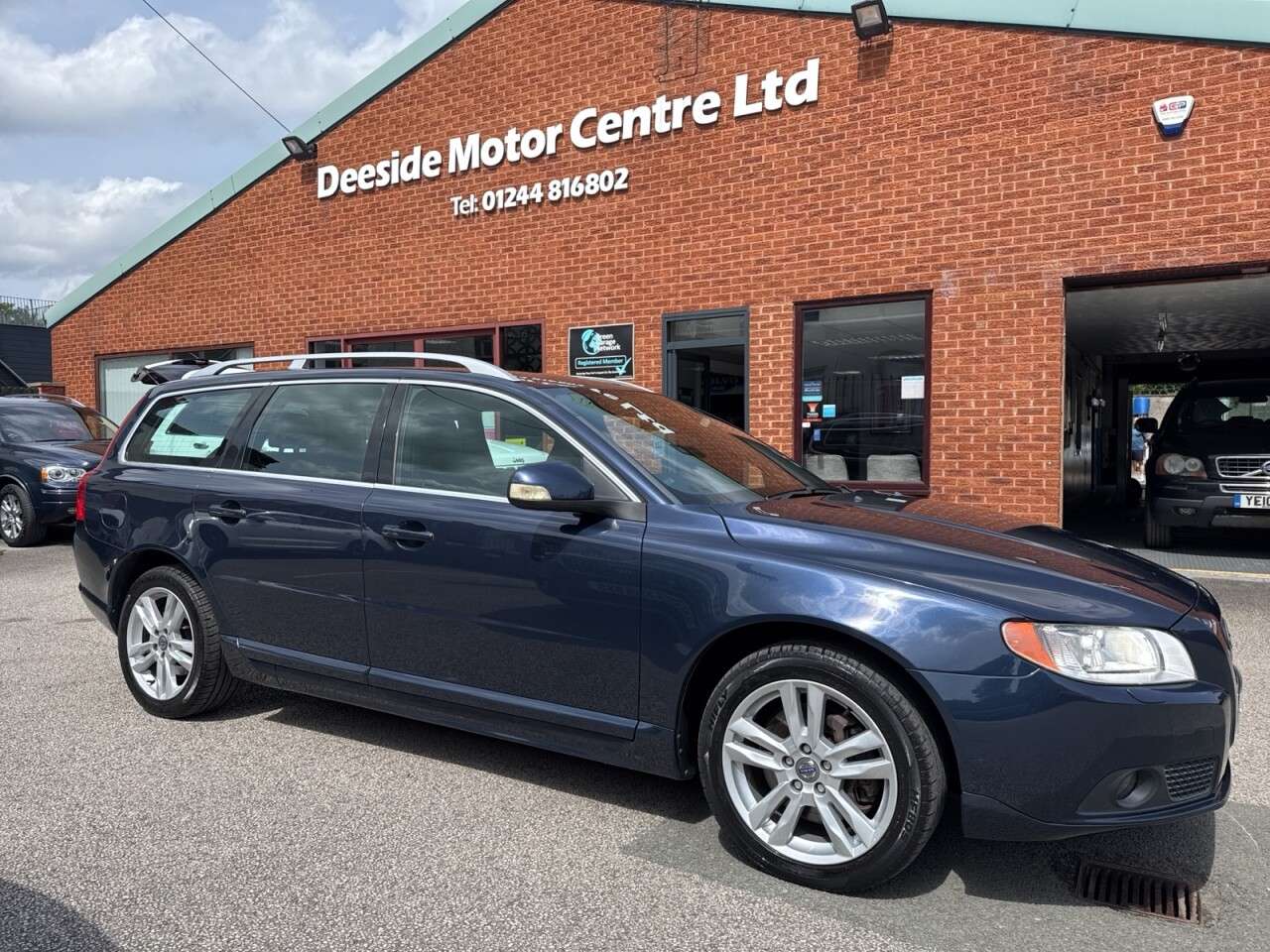 A 2010 VOLVO V70 D5 SE LUX A 2010 VOLVO V70 D5 SE LUX