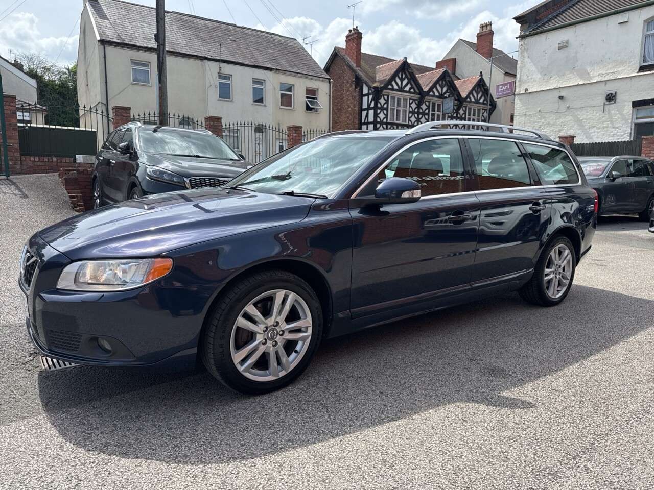 A 2010 VOLVO V70 D5 SE LUX A 2010 VOLVO V70 D5 SE LUX