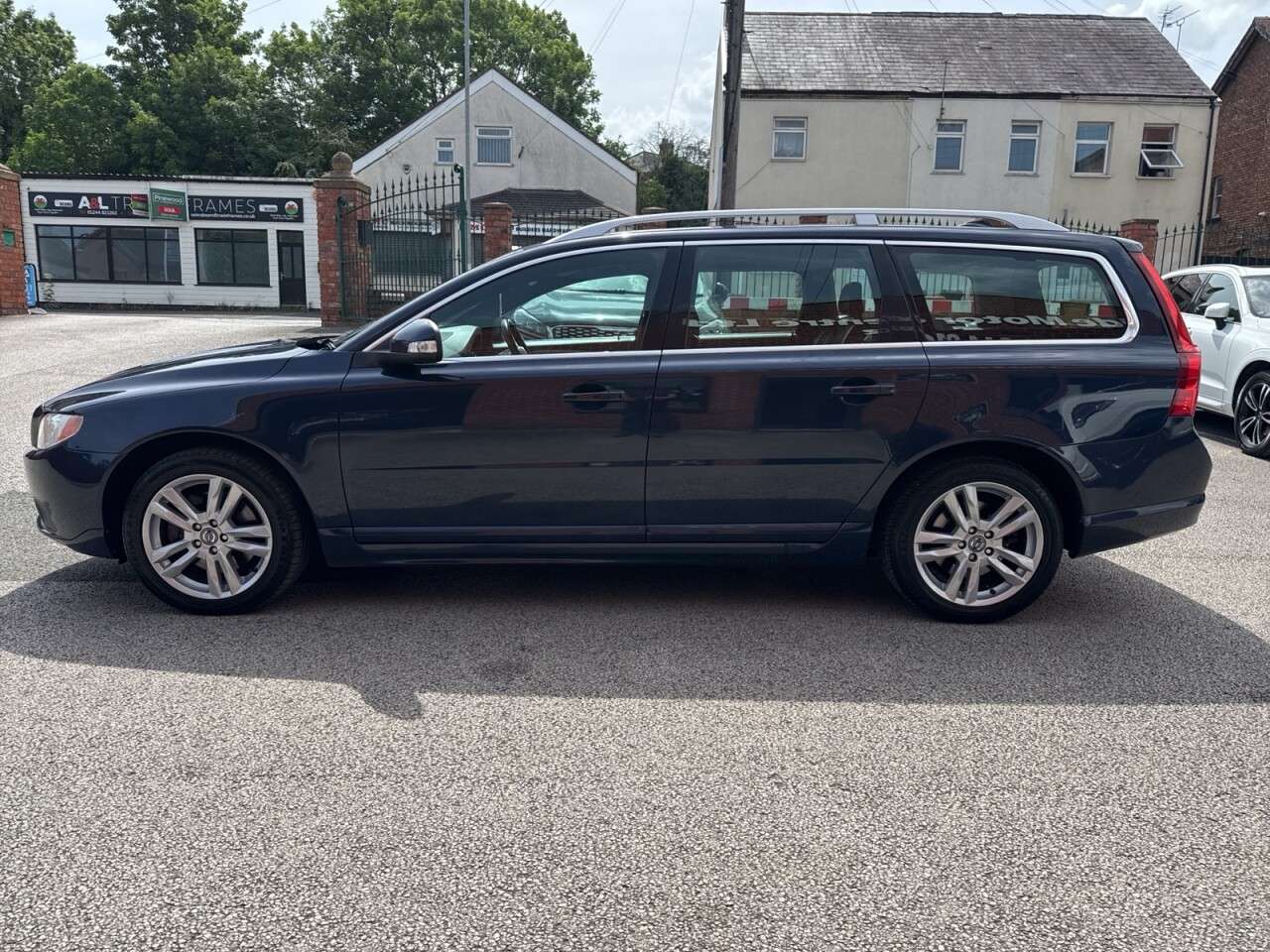 A 2010 VOLVO V70 D5 SE LUX A 2010 VOLVO V70 D5 SE LUX
