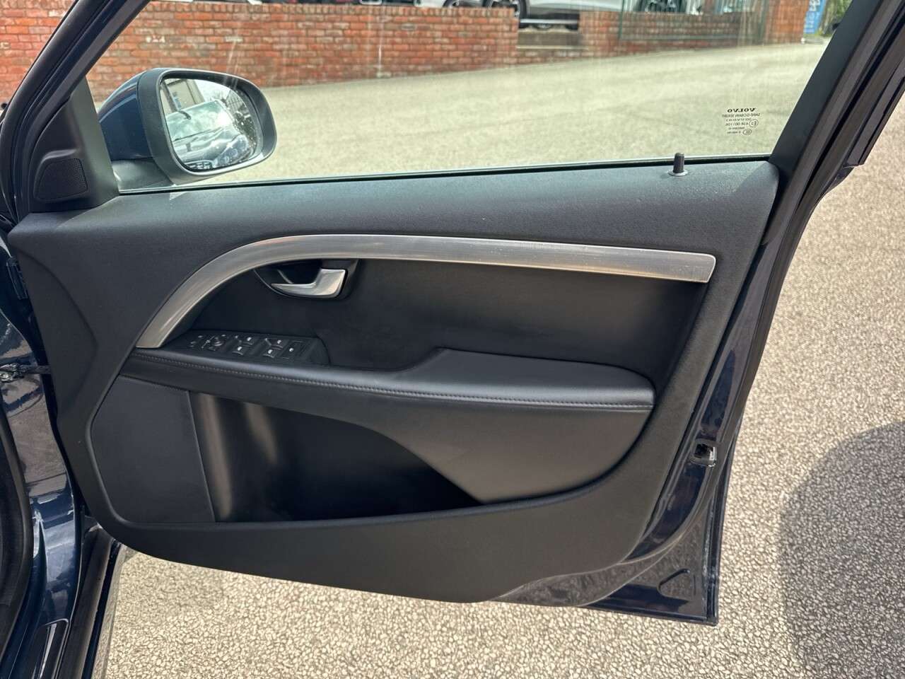 2010 VOLVO V70 2010 VOLVO V70