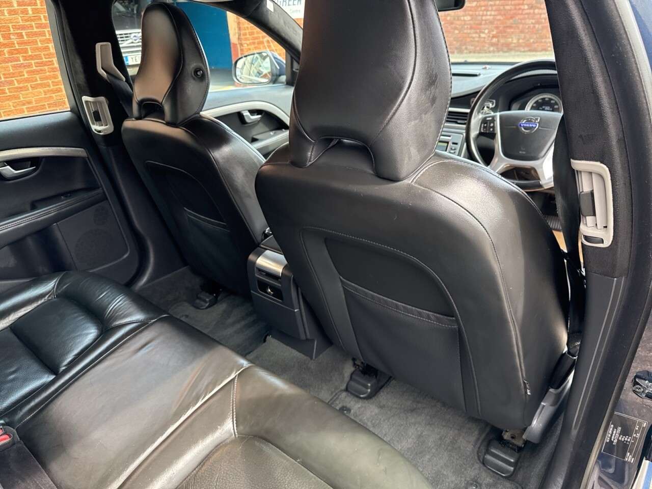 2010 VOLVO V70 2010 VOLVO V70