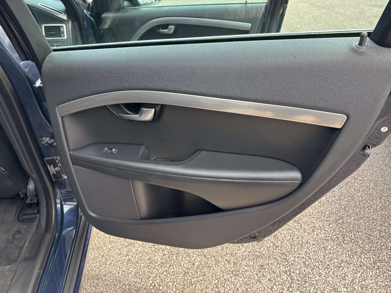 2010 VOLVO V70 2010 VOLVO V70