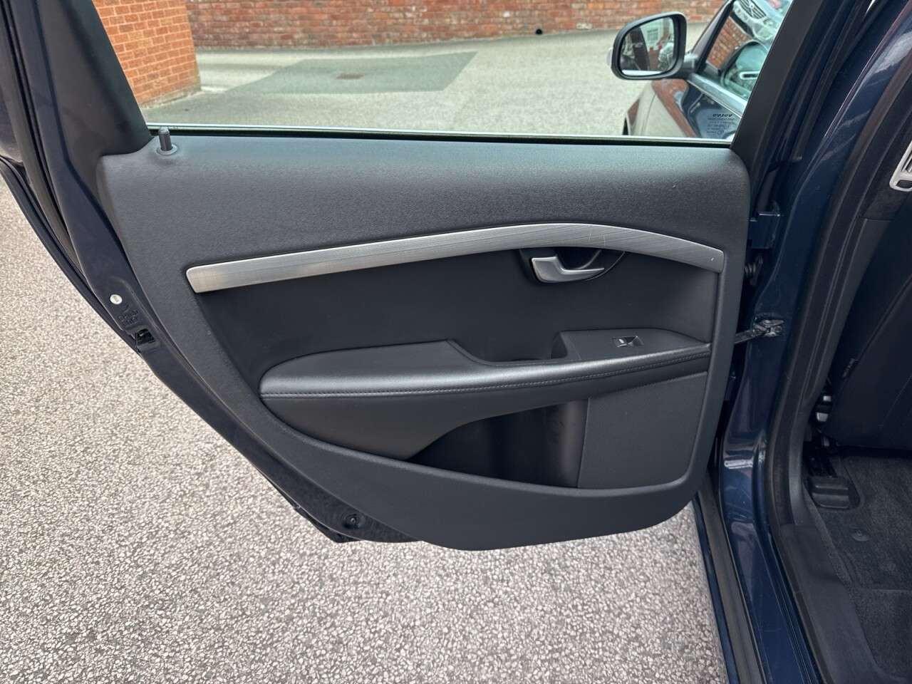 2010 VOLVO V70 2010 VOLVO V70