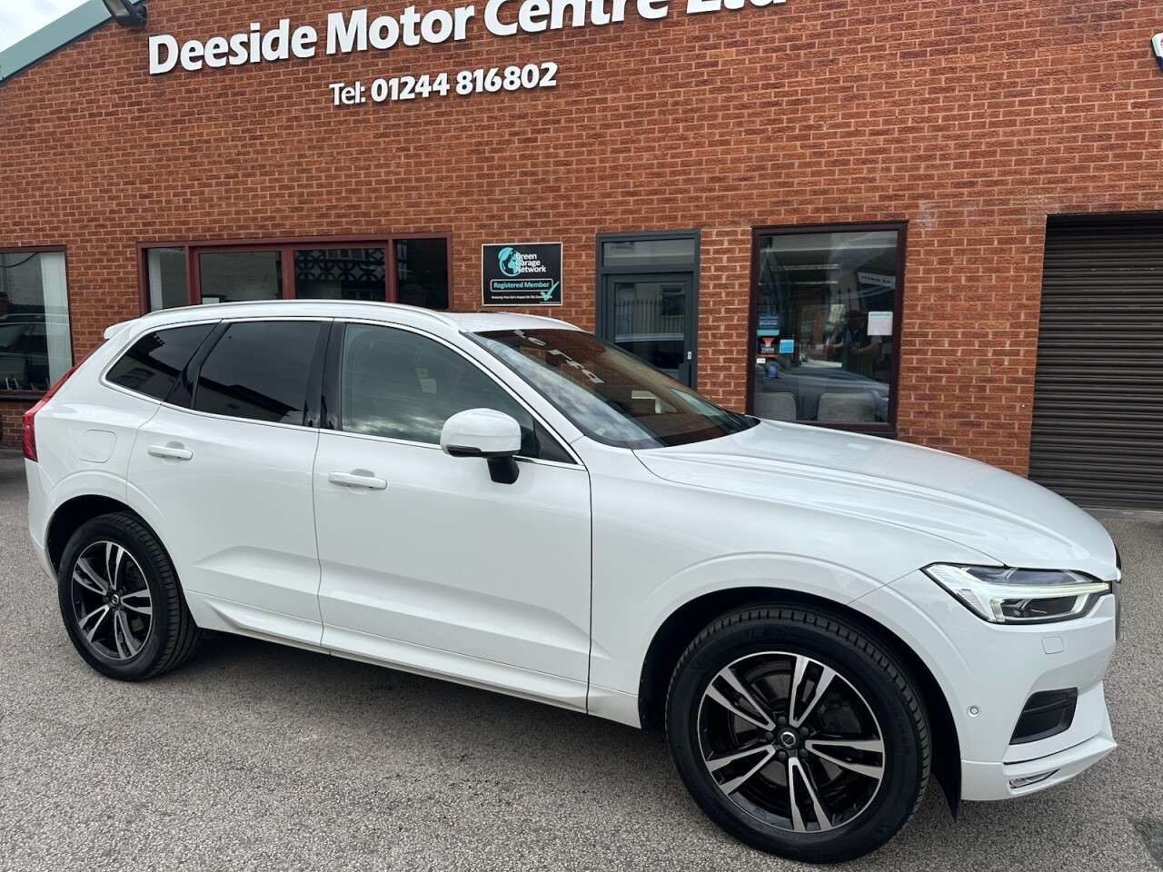 A 2018 VOLVO XC60 2.0 D4 Momentum Pro SUV 5dr Diesel Auto AWD Euro 6 (s/s) (190 ps) A 2018 VOLVO XC60 2.0 D4 Momentum Pro SUV 5dr Diesel Auto AWD Euro 6 (s/s) (190 ps)