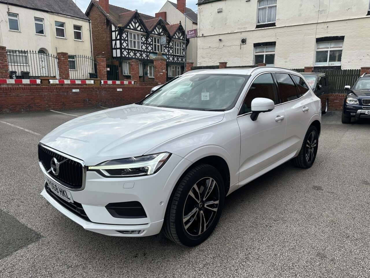 A 2018 VOLVO XC60 2.0 D4 Momentum Pro SUV 5dr Diesel Auto AWD Euro 6 (s/s) (190 ps) A 2018 VOLVO XC60 2.0 D4 Momentum Pro SUV 5dr Diesel Auto AWD Euro 6 (s/s) (190 ps)