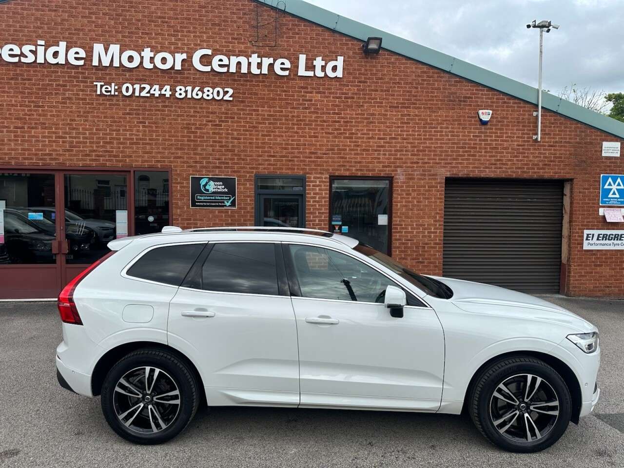 A 2018 VOLVO XC60 2.0 D4 Momentum Pro SUV 5dr Diesel Auto AWD Euro 6 (s/s) (190 ps) A 2018 VOLVO XC60 2.0 D4 Momentum Pro SUV 5dr Diesel Auto AWD Euro 6 (s/s) (190 ps)