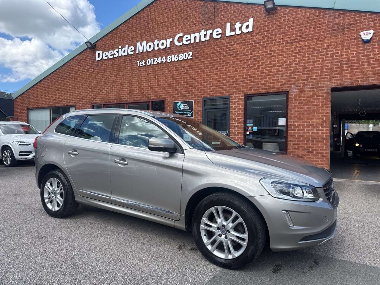 A 2016 VOLVO XC60 2.4 D5 SE Lux Nav SUV 5dr Diesel Auto AWD Euro 6 (s/s) (220 ps) Rear parkin A 2016 VOLVO XC60 2.4 D5 SE Lux Nav SUV 5dr Diesel Auto AWD Euro 6 (s/s) (220 ps) Rear parkin