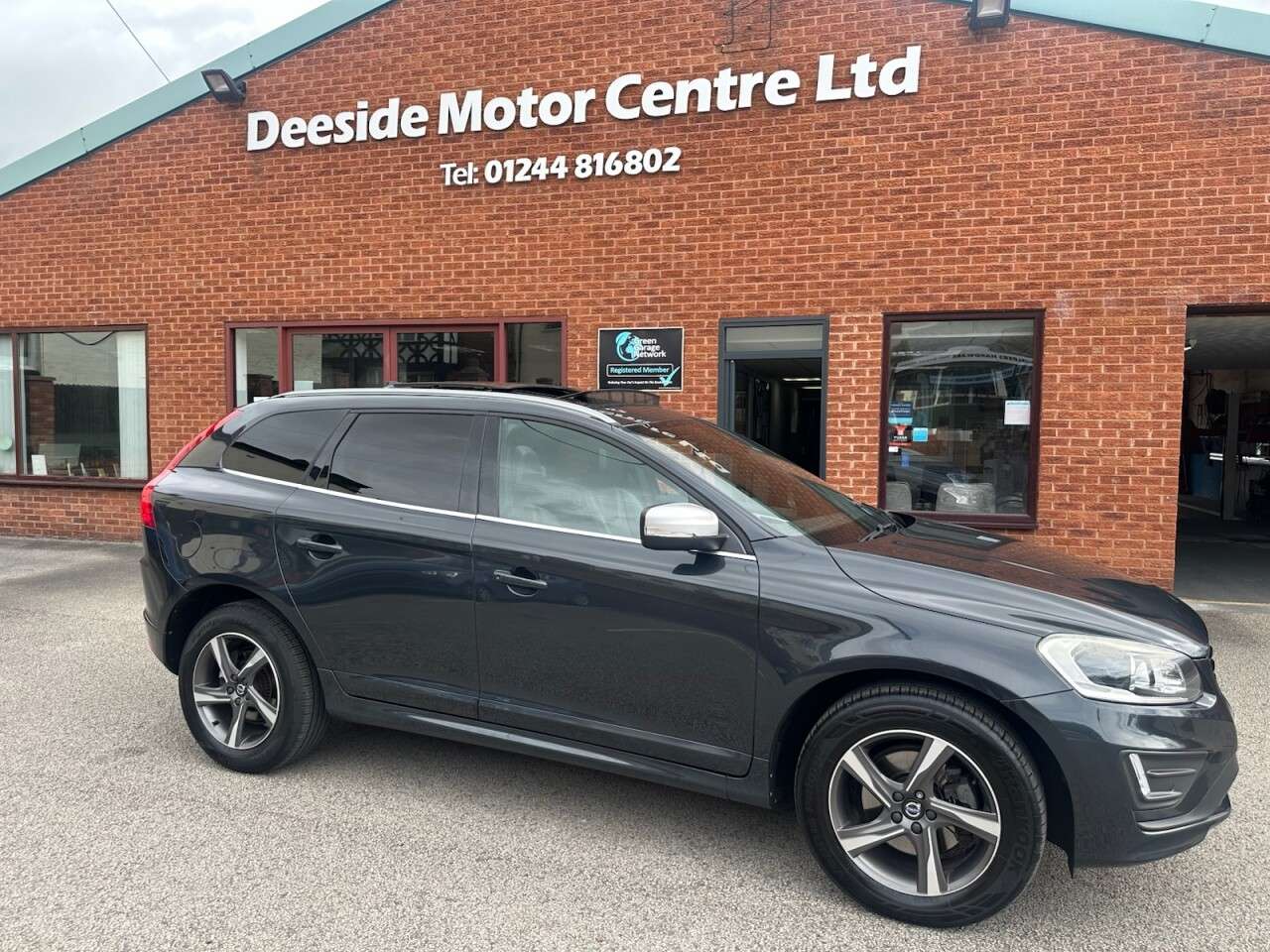 A 2015 VOLVO XC60 2.0 D4 R-Design Lux Nav SUV 5dr Diesel Auto Euro 6 (s/s) (190 ps) A 2015 VOLVO XC60 2.0 D4 R-Design Lux Nav SUV 5dr Diesel Auto Euro 6 (s/s) (190 ps)