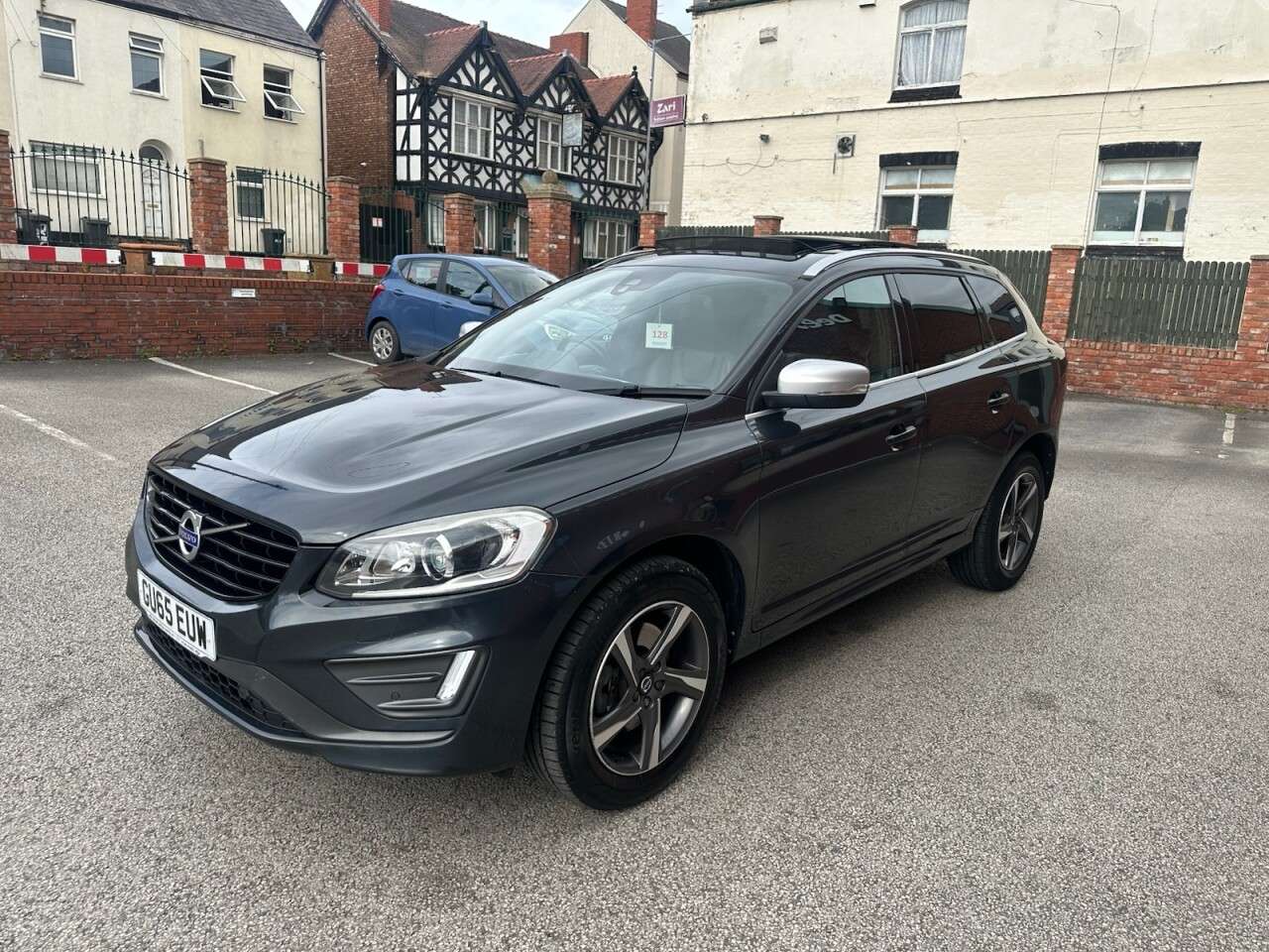 A 2015 VOLVO XC60 2.0 D4 R-Design Lux Nav SUV 5dr Diesel Auto Euro 6 (s/s) (190 ps) A 2015 VOLVO XC60 2.0 D4 R-Design Lux Nav SUV 5dr Diesel Auto Euro 6 (s/s) (190 ps)