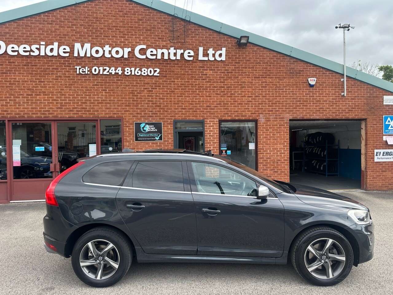 A 2015 VOLVO XC60 2.0 D4 R-Design Lux Nav SUV 5dr Diesel Auto Euro 6 (s/s) (190 ps) A 2015 VOLVO XC60 2.0 D4 R-Design Lux Nav SUV 5dr Diesel Auto Euro 6 (s/s) (190 ps)