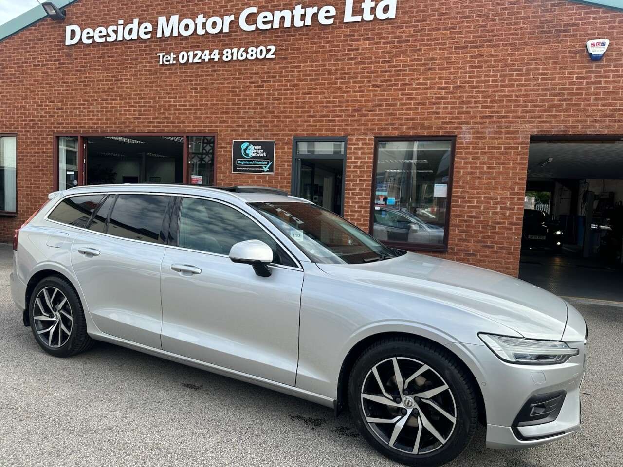 A 2018 VOLVO V60 2.0 D4 Momentum Pro Estate 5dr Diesel Auto Euro 6 (s/s) (190 ps) 360 Degree A 2018 VOLVO V60 2.0 D4 Momentum Pro Estate 5dr Diesel Auto Euro 6 (s/s) (190 ps) 360 Degree