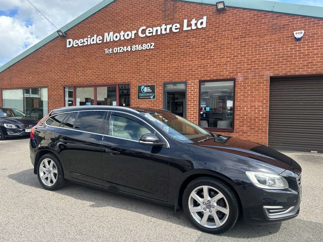 A 2014 VOLVO V60 2.4 D5 SE Lux Nav Estate 5dr Diesel Geartronic Euro 5 (215 ps) Rear parking A 2014 VOLVO V60 2.4 D5 SE Lux Nav Estate 5dr Diesel Geartronic Euro 5 (215 ps) Rear parking