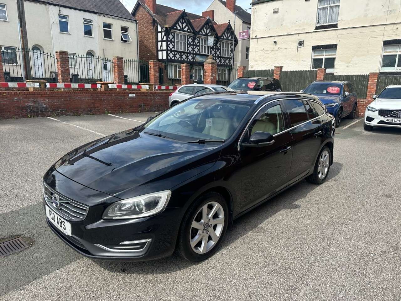 A 2014 VOLVO V60 2.4 D5 SE Lux Nav Estate 5dr Diesel Geartronic Euro 5 (215 ps) Rear parking A 2014 VOLVO V60 2.4 D5 SE Lux Nav Estate 5dr Diesel Geartronic Euro 5 (215 ps) Rear parking