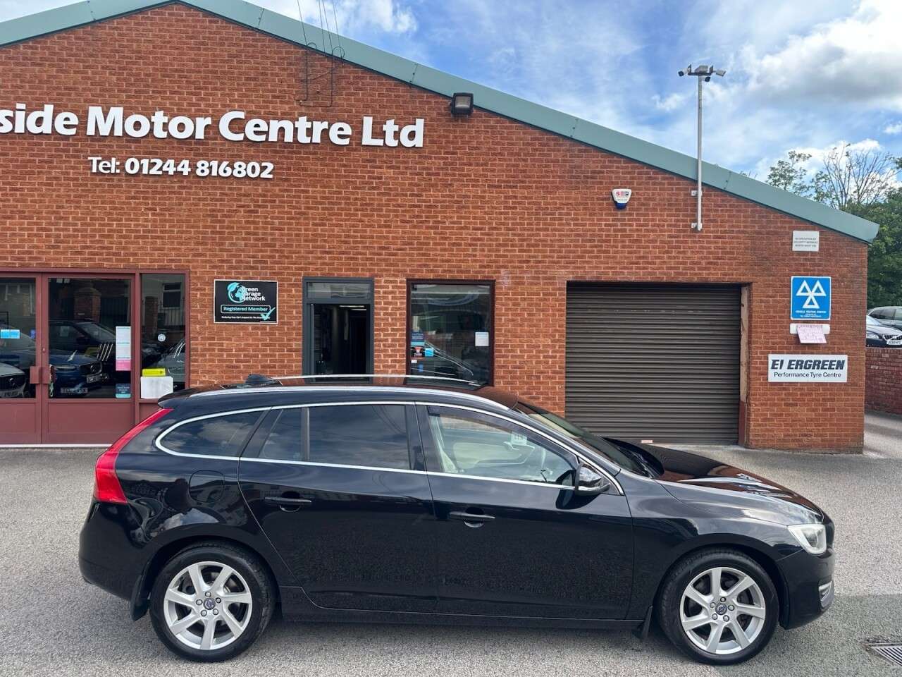 A 2014 VOLVO V60 2.4 D5 SE Lux Nav Estate 5dr Diesel Geartronic Euro 5 (215 ps) Rear parking A 2014 VOLVO V60 2.4 D5 SE Lux Nav Estate 5dr Diesel Geartronic Euro 5 (215 ps) Rear parking