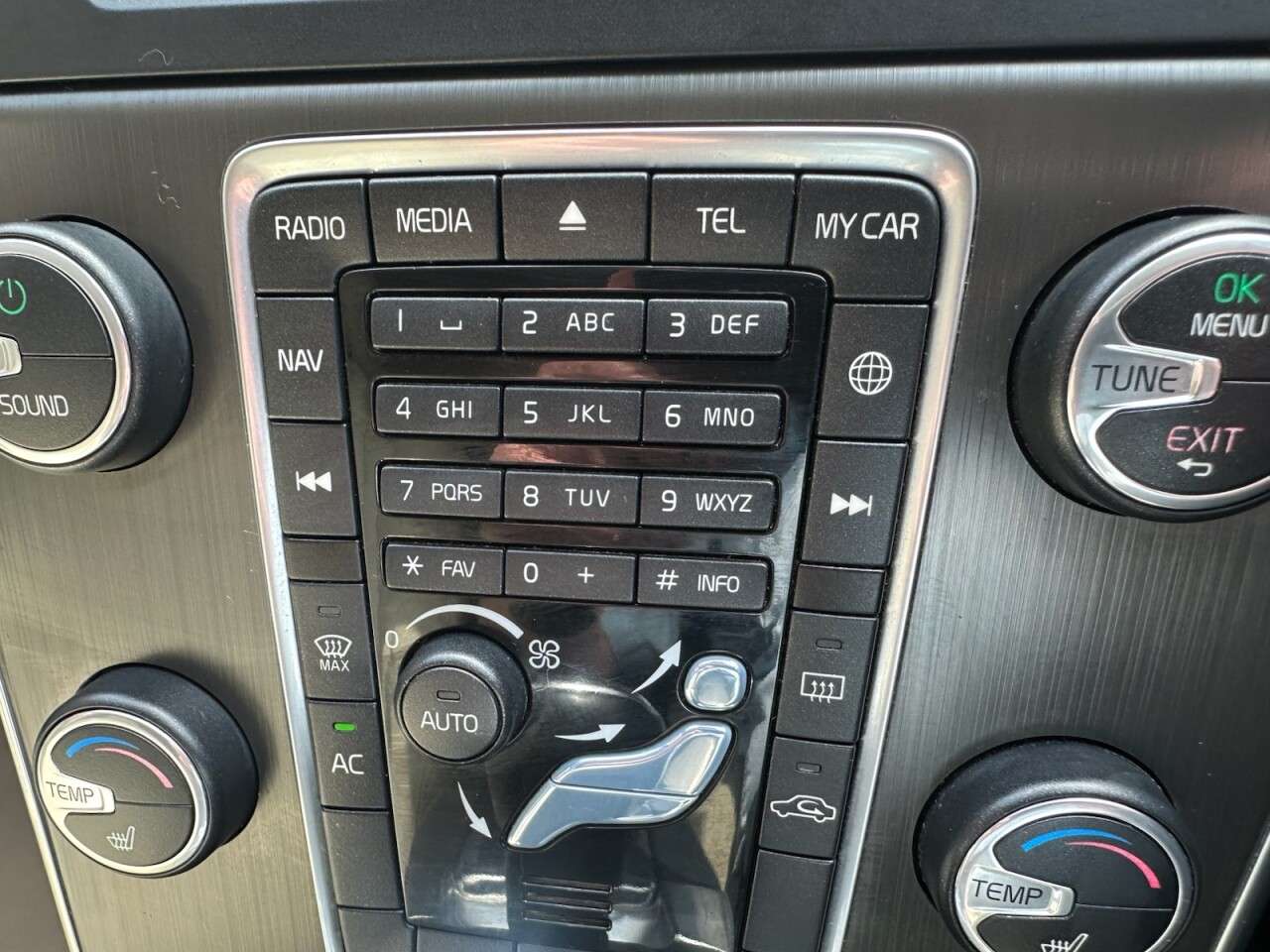 2014 VOLVO V60 2014 VOLVO V60