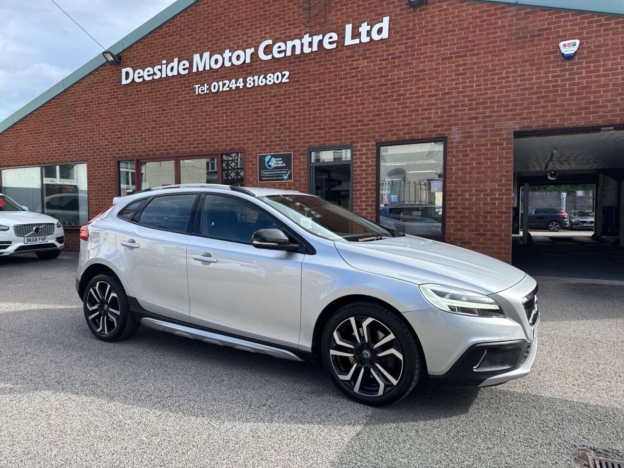 A 2019 VOLVO V40 CROSS COUNTRY 1.5 T3 GPF Pro Hatchback 5dr Petrol Auto Euro 6 (s/s) (152 ps) Rear view ca A 2019 VOLVO V40 CROSS COUNTRY 1.5 T3 GPF Pro Hatchback 5dr Petrol Auto Euro 6 (s/s) (152 ps) Rear view ca