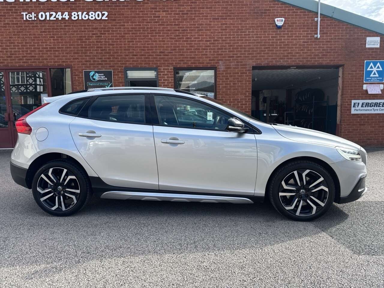 A 2019 VOLVO V40 CROSS COUNTRY 1.5 T3 GPF Pro Hatchback 5dr Petrol Auto Euro 6 (s/s) (152 ps) Rear view ca A 2019 VOLVO V40 CROSS COUNTRY 1.5 T3 GPF Pro Hatchback 5dr Petrol Auto Euro 6 (s/s) (152 ps) Rear view ca