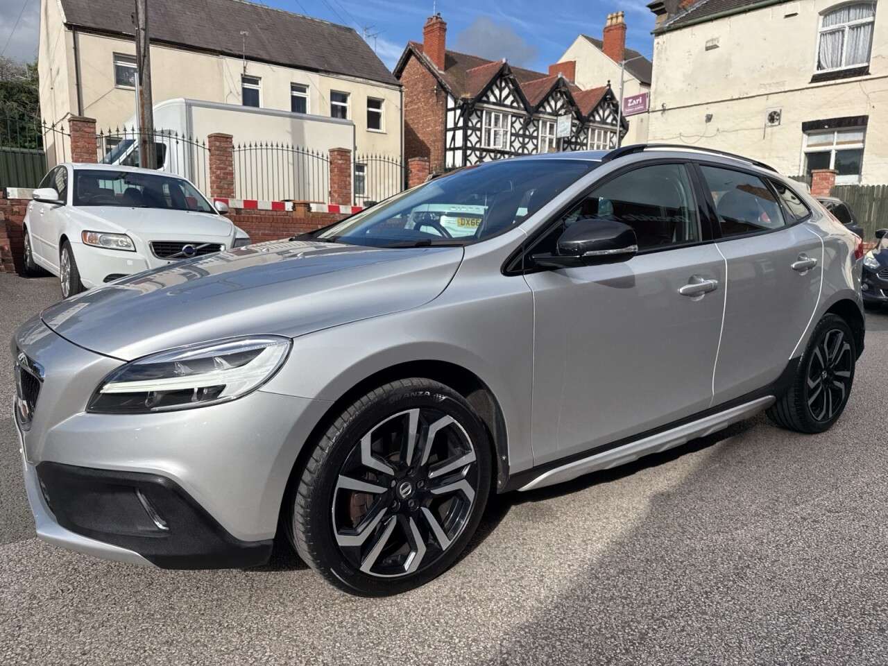 A 2019 VOLVO V40 CROSS COUNTRY 1.5 T3 GPF Pro Hatchback 5dr Petrol Auto Euro 6 (s/s) (152 ps) Rear view ca A 2019 VOLVO V40 CROSS COUNTRY 1.5 T3 GPF Pro Hatchback 5dr Petrol Auto Euro 6 (s/s) (152 ps) Rear view ca