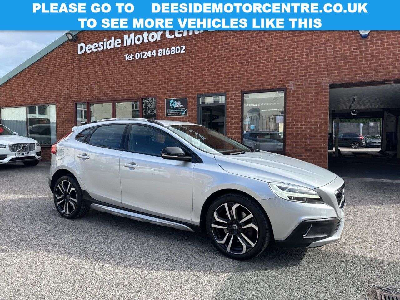 A 2019 VOLVO V40 CROSS COUNTRY 1.5 T3 GPF Pro Hatchback 5dr Petrol Auto Euro 6 (s/s) (152 ps) Rear view ca A 2019 VOLVO V40 CROSS COUNTRY 1.5 T3 GPF Pro Hatchback 5dr Petrol Auto Euro 6 (s/s) (152 ps) Rear view ca