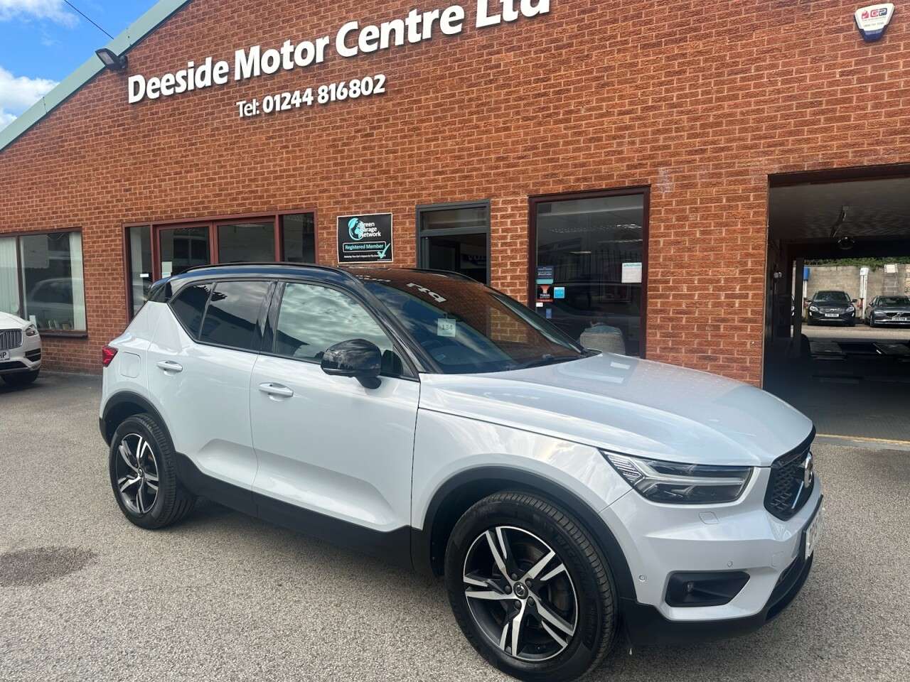 A 2019 VOLVO XC40 2.0 D4 R-Design SUV 5dr Diesel Auto AWD Euro 6 (s/s) (190 ps) 360 Degree ca A 2019 VOLVO XC40 2.0 D4 R-Design SUV 5dr Diesel Auto AWD Euro 6 (s/s) (190 ps) 360 Degree ca