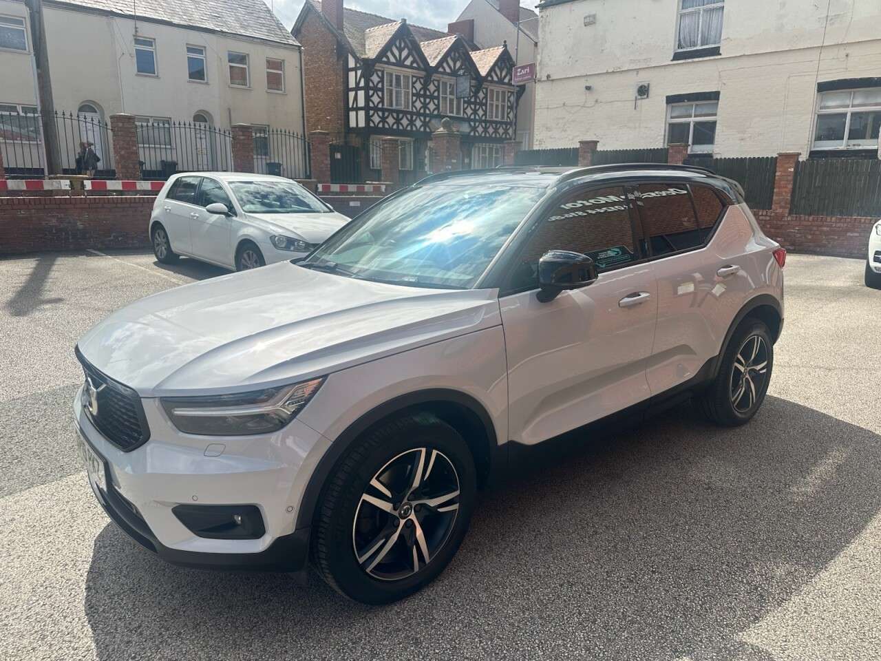 A 2019 VOLVO XC40 2.0 D4 R-Design SUV 5dr Diesel Auto AWD Euro 6 (s/s) (190 ps) 360 Degree ca A 2019 VOLVO XC40 2.0 D4 R-Design SUV 5dr Diesel Auto AWD Euro 6 (s/s) (190 ps) 360 Degree ca