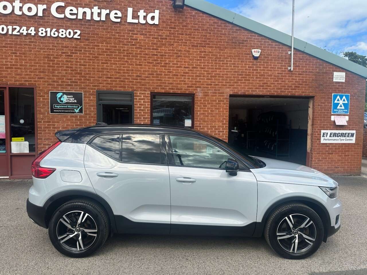A 2019 VOLVO XC40 2.0 D4 R-Design SUV 5dr Diesel Auto AWD Euro 6 (s/s) (190 ps) 360 Degree ca A 2019 VOLVO XC40 2.0 D4 R-Design SUV 5dr Diesel Auto AWD Euro 6 (s/s) (190 ps) 360 Degree ca