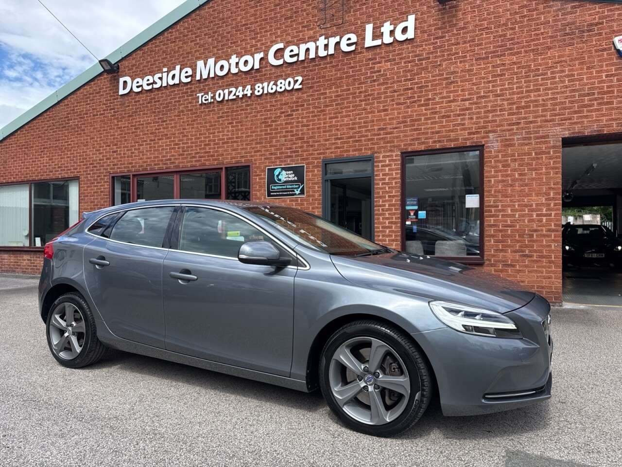 A 2018 VOLVO V40 1.5 T3 GPF Inscription Hatchback 5dr Petrol Auto Euro 6 (s/s) (152 ps) Rear A 2018 VOLVO V40 1.5 T3 GPF Inscription Hatchback 5dr Petrol Auto Euro 6 (s/s) (152 ps) Rear