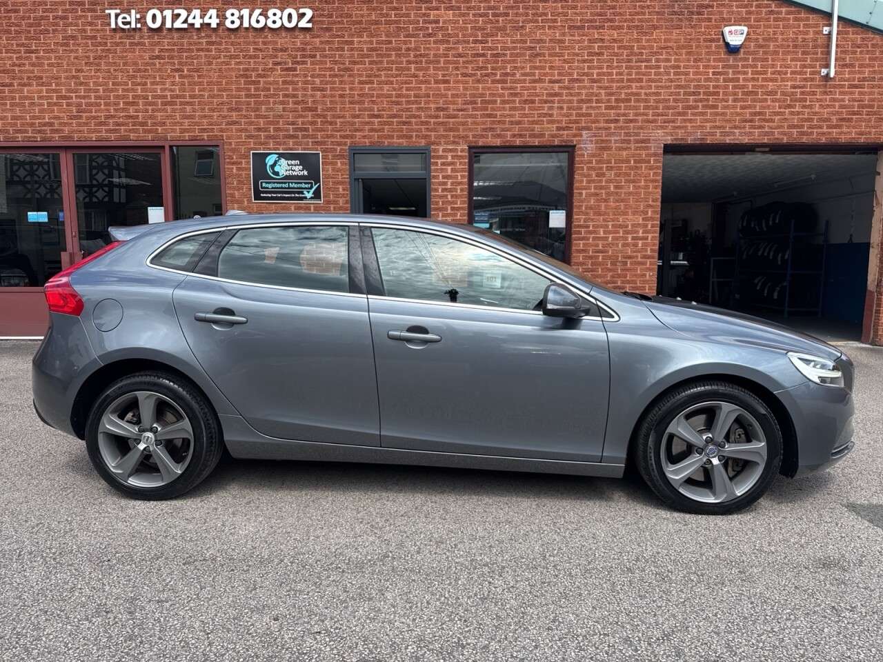 A 2018 VOLVO V40 1.5 T3 GPF Inscription Hatchback 5dr Petrol Auto Euro 6 (s/s) (152 ps) Rear A 2018 VOLVO V40 1.5 T3 GPF Inscription Hatchback 5dr Petrol Auto Euro 6 (s/s) (152 ps) Rear