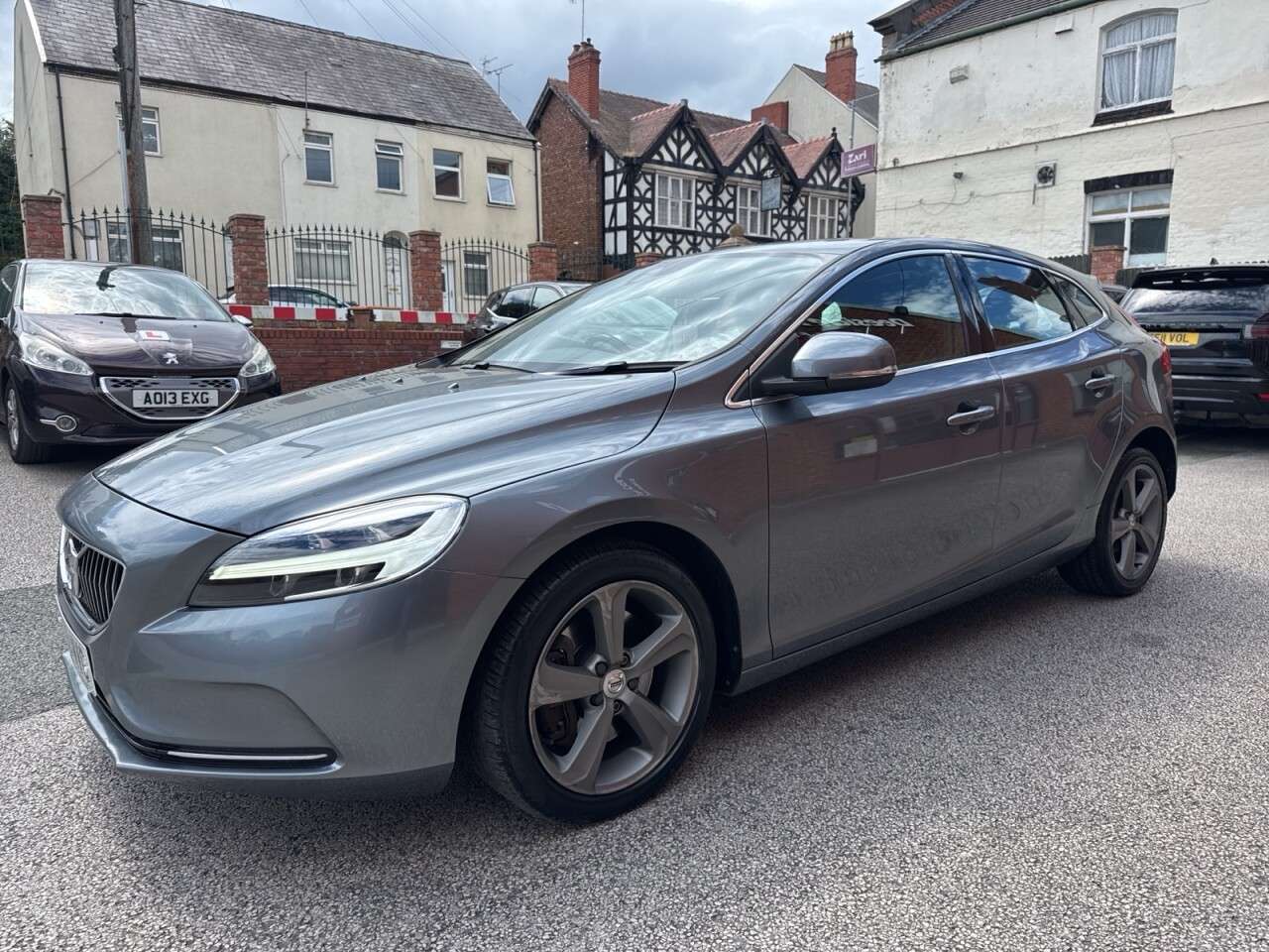 A 2018 VOLVO V40 1.5 T3 GPF Inscription Hatchback 5dr Petrol Auto Euro 6 (s/s) (152 ps) Rear A 2018 VOLVO V40 1.5 T3 GPF Inscription Hatchback 5dr Petrol Auto Euro 6 (s/s) (152 ps) Rear