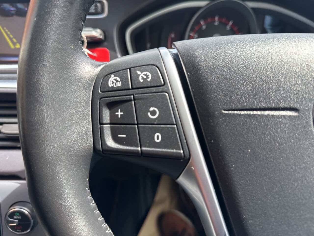 2018 VOLVO V40 2018 VOLVO V40