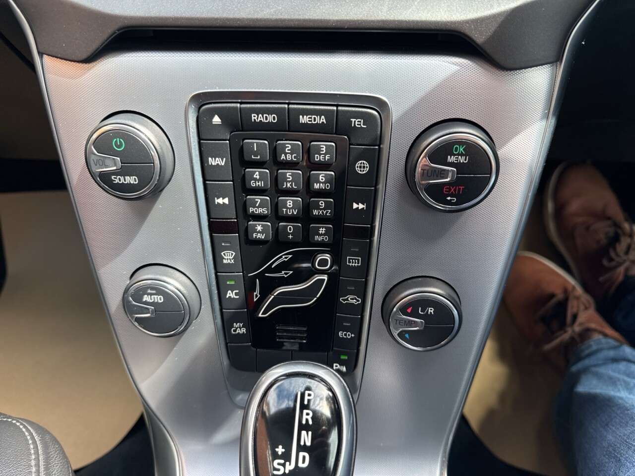 2018 VOLVO V40 2018 VOLVO V40
